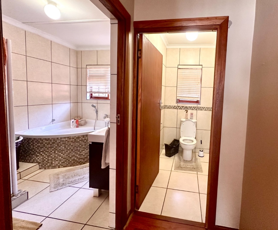 4 Bedroom Property for Sale in Glen Barrie Western Cape